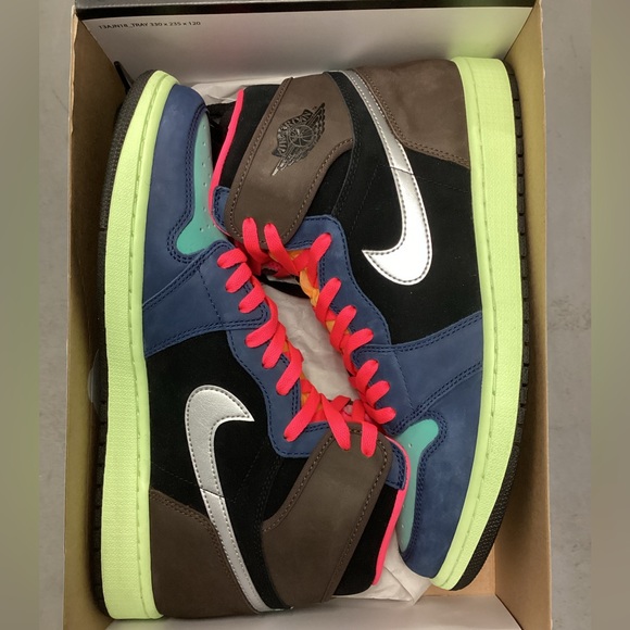 Nike Air Jordan 1 Retro OG - Picture 3 of 5